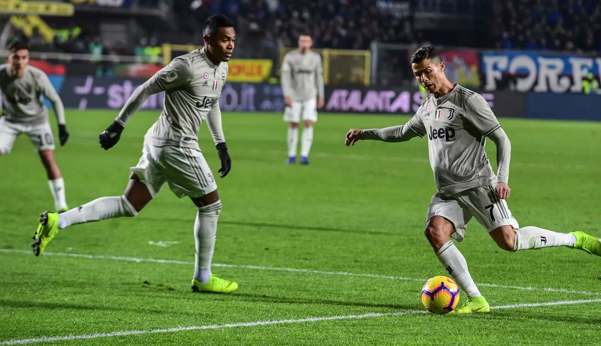 Penyerang Juventus, Cristiano Ronaldo (kanan) menendang bola saat bertanding melawan Atalanta pada perempat final Coppa Italia 2018-2019 di Stadion Atleti Azzurri d'Italia, Bergamo, Rabu (30/1). Juventus tersingkir dari Coppa Italia. (Miguel MEDINA/AFP)