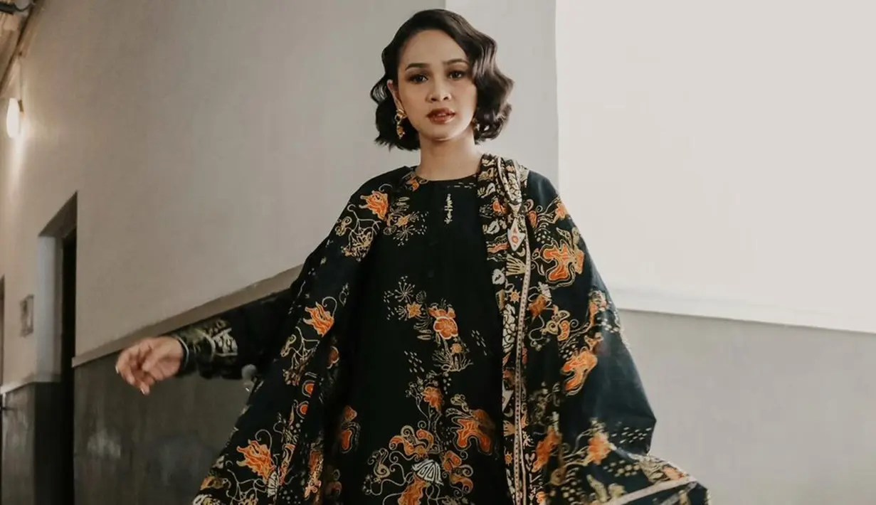 Gaya OOTD penyanyi 37 tahun tersebut saat mengenakan kain nusantara pun banjir pujian. Andien terlihat begitu menawan dengan kain nusantara yang digunakan. Seperti pada fotonya, ia tampak memakai kain asal Pekalongan yang dibuat dengan teknik canting cap dan tulis. (Liputan6.com/IG/@andienaisyah)