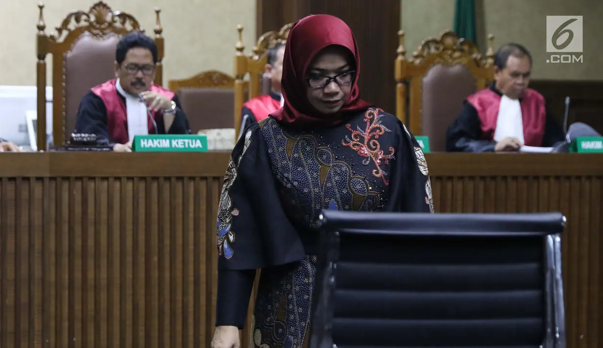 Terdakwa dugaan suap kesepakatan kontrak kerja sama pembangunan PLTU Riau-1, Eni Maulani Saragih saat menjalani sidang lanjutan di Pengadilan Tipikor, Jakarta, Selasa (22/1). Eni menjalani pemeriksaan terdakwa. (Liputan6.com/Helmi Fithriansyah)