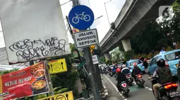 Kendaraan lewat di sekitar jalur khusus sepeda, Blok M, Jakarta, Selasa (24/11/2020). Gubernur Anies Baswedan memperkirakan pembangunan jalur sepeda sepanjang 500 km di Ibu Kota bakal tertunda karena anggaran masih difokuskan untuk penanggulangan Covid-19 dan banjir. (Liputan6.com/Immanuel Antonius)