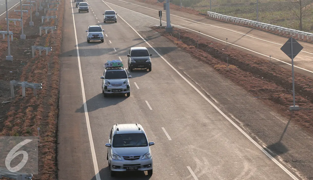 Penampakan arus lalu lintas di Tol Cipali, Jawa Barat, Senin (13/7/2015). Menjelang H-4 Lebaran, arus lalu lintas di Tol Cipali terlihat lancar. (Liputan6.com/Herman Zakharia)