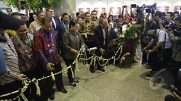 Menlu RI Retno Marsudi (tengah) melakukan penguntingan pita tanda dibukanya Pameran Kerjasama Selatan-Selatan Triangular (KSST) di Jakarta, (19/4/2015). Pameran merupakan rangkaian KTT Asia Afrika 2015. (Liputan6.com/Herman Zakharia)