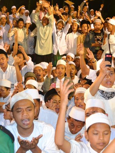 “Salawat Untuk Negeri” santri bersama Habib Syech di MA El Bayan Majenang, Cilacap, Jawa Tengah. (Foto: Liputan6.com/Muhamad Ridlo)