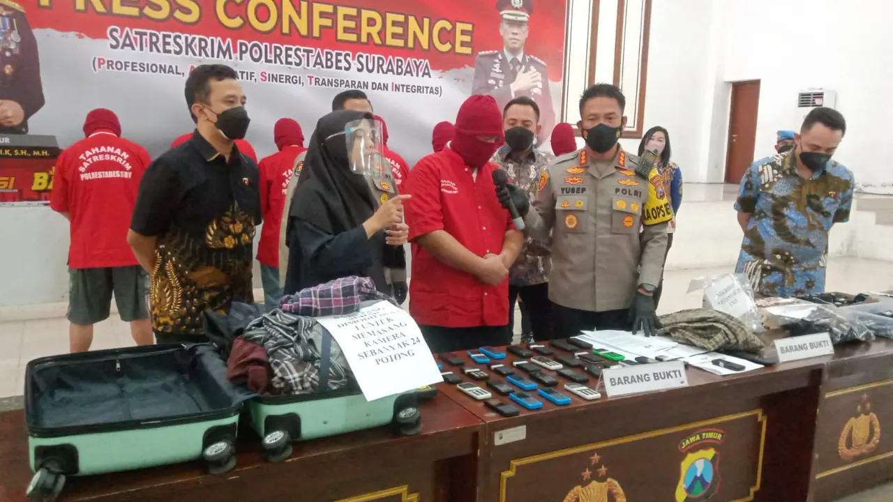 Polisi membekuk komplotan joki SBMPTN di Surabaya. (Dian Kurniawan/Liputan6.com)