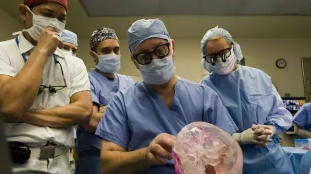Para dokter di Cleveland Clinic - (Kiri-Kanan) Dr. Risal Djohan, Dr. Daniel Alam, Dr. Francis Papay, dan Dr. Maria Siemionow saat menyelesaikan operasi untuk Connie Culp pada Desember 2008. (Photo Credit: AFP Photo / HANDOUT)