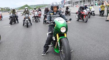 Foto: Start Paling Depan, Presiden Jokowi Jajal Sirkuit Mandalika Naik Motor RI 1