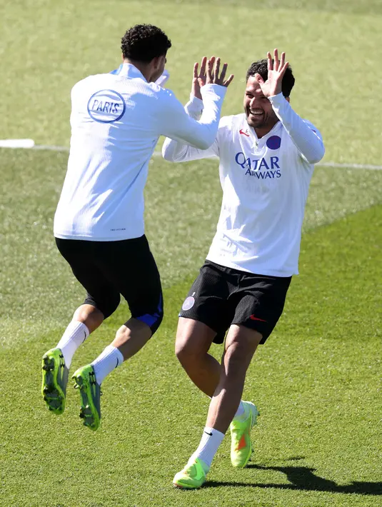 Kala itu, PSG berhasil menyingkirkan Liverpool melalui drama adu penalti setelah agregat imbang 1-1. Tampak dalam foto, bek Paris Saint-Germain, Achraf Hakimi (kiri) berjabat tangan dengan Goncalo Ramos saat sesi latihan di Campus Paris Saint-Germain, Poissy, pinggiran barat Paris pada Selasa 7 April 2026. (FRANCK FIFE/AFP)