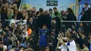 Para fans mengambil gambar Lionel Messi usai dianugerahi gelar pemain terbaik Piala Dunia 2014 di Stadion Maracana, Brasil, Senin (14/7/14). (REUTERS/Eddie Keogh)