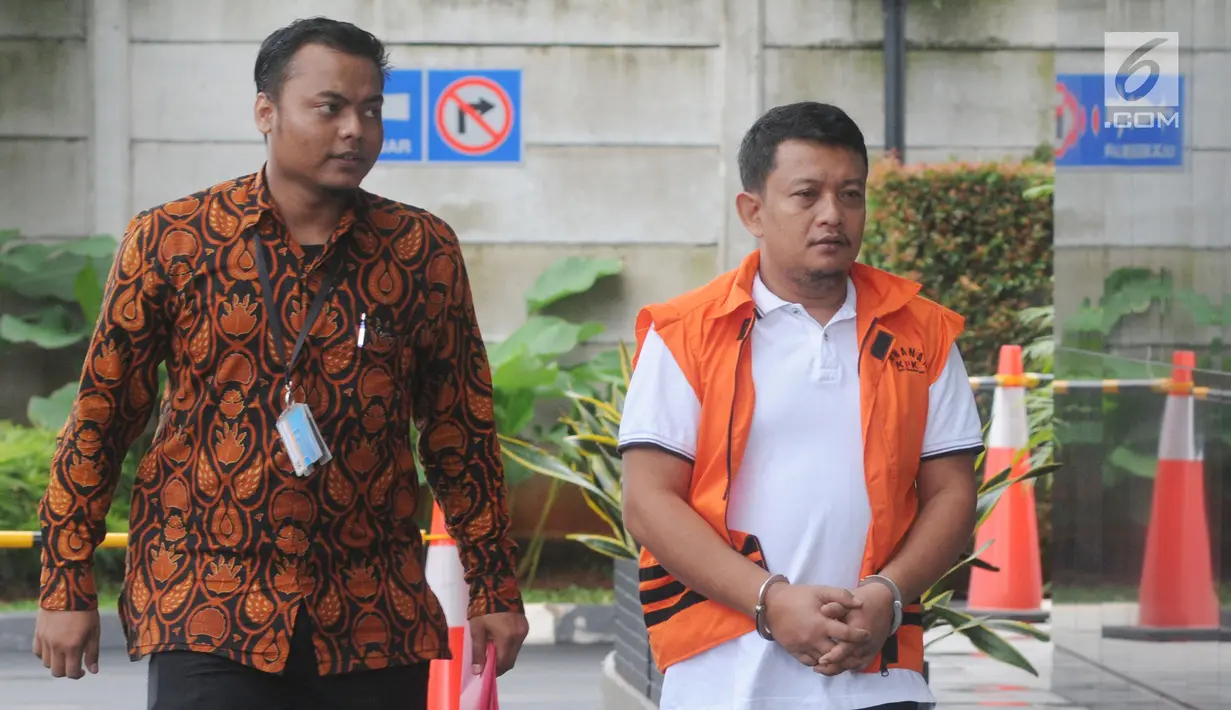 Staf Kemenpora Eko Triyanto (kanan) tiba di Gedung KPK, Jakarta, Rabu (23/1). KPK menetapkan lima tersangka terkait kasus dugaan suap dan gratifikasi dana hibah dari Kemenpora ke KONI. (Merdeka.com/Dwi Narwoko)