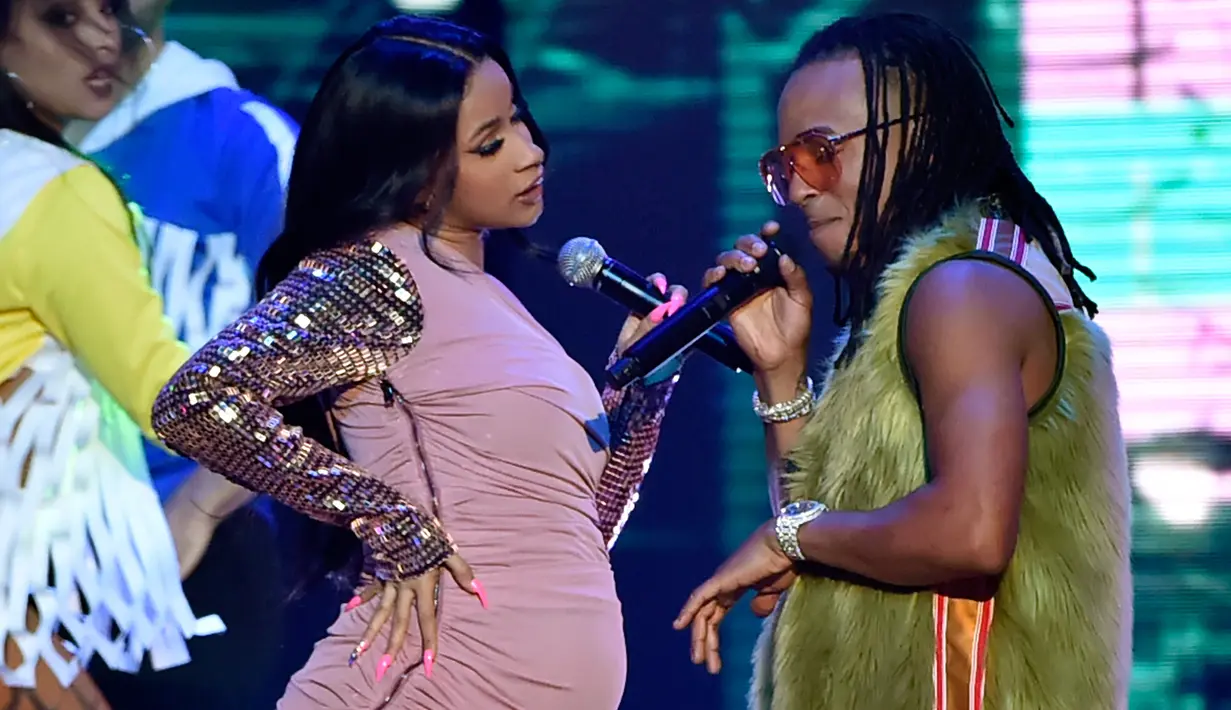 Penyanyi Cardi B tampil bersama Ozuna di panggung Billboard Latin Music Awards 2018 di Las Vegas (26/4). Cardi B tampil dengan balutan busana berwarna pink. (David Becker/Getty Images North America/AFP)