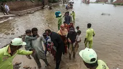 Hujan muson selama sepekan terakhir menyebabkan tiga sungai besar yang melintasi provinsi Punjab, pusat pertanian Pakistan dan tempat tinggal hampir setengah dari 255 juta penduduknya, meluap. (Shahid Saeed MIRZA/AFP)