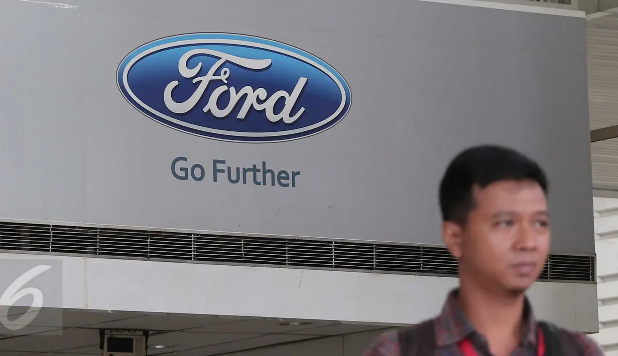 Logo perusahaan Ford di salah satu dealer di Jakarta, Selasa (26/1). Ford memastikan para konsumen dapat tetap mengunjungi dealer Ford untuk layanan penjualan, servis, dan garansi hingga beberapa waktu ke depan di tahun ini. (Liputan6.com/Angga Yuniar)