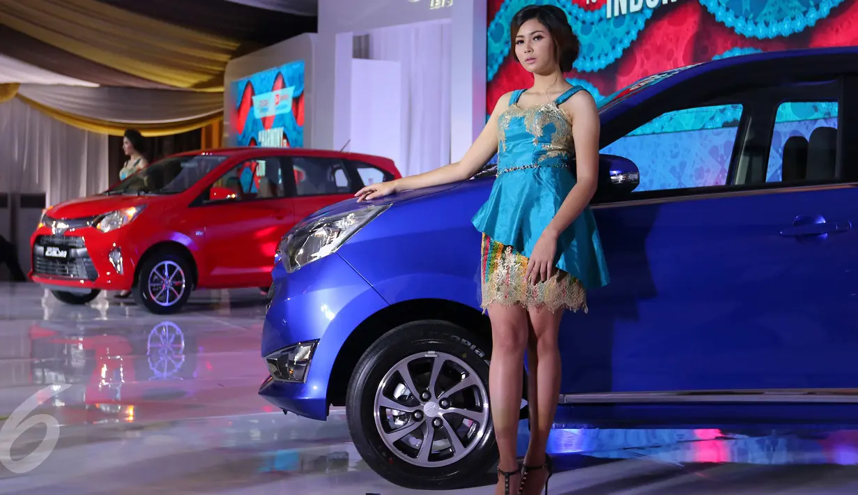 Model berfoto saat peluncuran mobil Toyota Calya dan Daihatsu Sigra di pabrik PT Astra Daihatsu Motor, Karawang, Jawa Barat, (2/8). Kolaborasi Toyota dan Daihatsu yang telah menghasilkan produk Avanza-Xenia dan Rush-Terios. (Liputan6.com/Angga Yuniar)