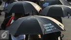 Anggota Jaringan Solidaritas Korban untuk Keadilan melakukan aksi Kamisan yang ke 442 di depan Istana Merdeka, Jakarta, Kamis (12/5). Mereka menuntut penyelesaian tragedi 1998 dan Kasus Trisakti. (Liputan6.com/Gempur M Surya)