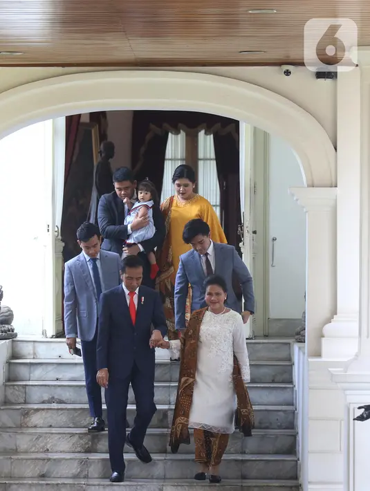 Presiden  Joko Widodo bersama ibu negara Iriana didampingi putra putrinya bersiap meninggalkan Istana Merdeka menuju gedung DPR, Jakarta, Minggu (20/10/2019). Jokowi bersama keluarga menuju DPR untuk dilantik menjadi presiden untuk kedua kalinya. (Liputan6.com/Angga Yuniar)