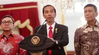 Presiden Jokowi (tengah) bersama Ketum PAN Zulkifli Hasan dan Ketum Hanura Wiranto saat memberi keterangan di Istana Negara, Jakarta, Rabu (2/9/2015). PAN menyatakan resmi bergabung dengan koalisi partai pendukung pemerintah. (Liputan6.com/Faizal Fanani)