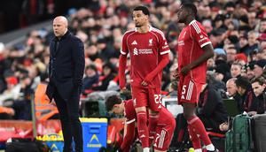 Arne Slot (kiri) bersiap-siap melakukan pergantian pemain saat Liverpool menghadapi Barnsley pada lanjutan Piala FA 2025/2026 di Anfield, Selasa (13/1/2026) dini hari WIB. (PETER POWELL / AFP)