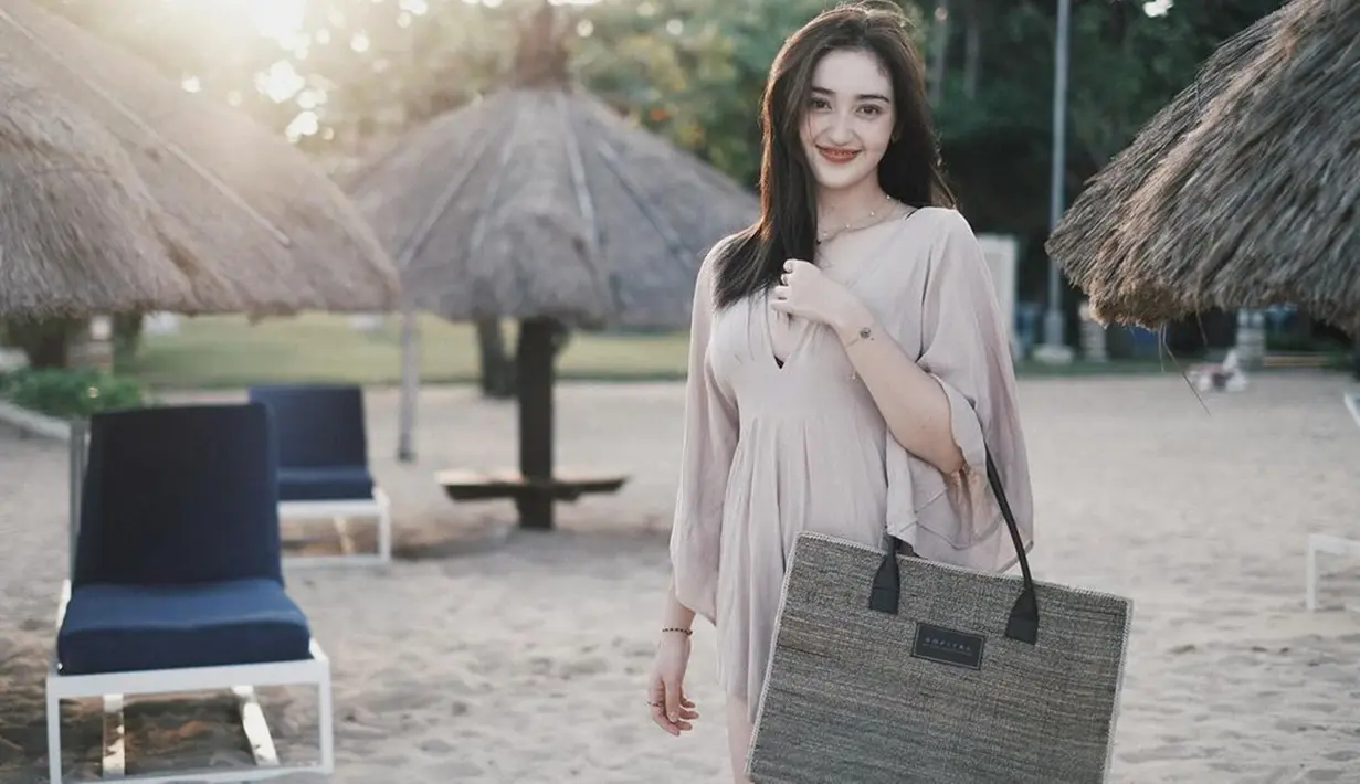 Di momen liburannya tersebut, Ranty Maria tampak santai berada di sebuah resort dekat pantai Nusa Dua, Bali. Pesinetron berdarah Korea Selatan itu tampil memukau dengan dress mini berwarna beige. Rambutnya yang dibiarkan terurai semakin menambah pesonanya sebagai wanita dewasa. (Liputan6.com/IG/@rantymaria)