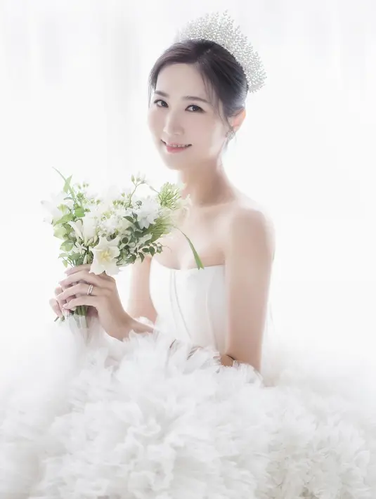 Potret lain memperlihatkan dirinya bak princess, mengenakan strapless gown warna putih dan tiara yang cantik. [@yukyung_922]