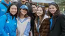 Sederet artis Tanah Air tak sengaja bertemu di Tokyo sebelum gelaran Tokyo Marathon. Ada Nagita Slavina, Yuki Kato, Aaliyah Massaid hingga Pinka Hapsari tampil dengan gaya stylish khas musim dingin [@raffinagita1717]