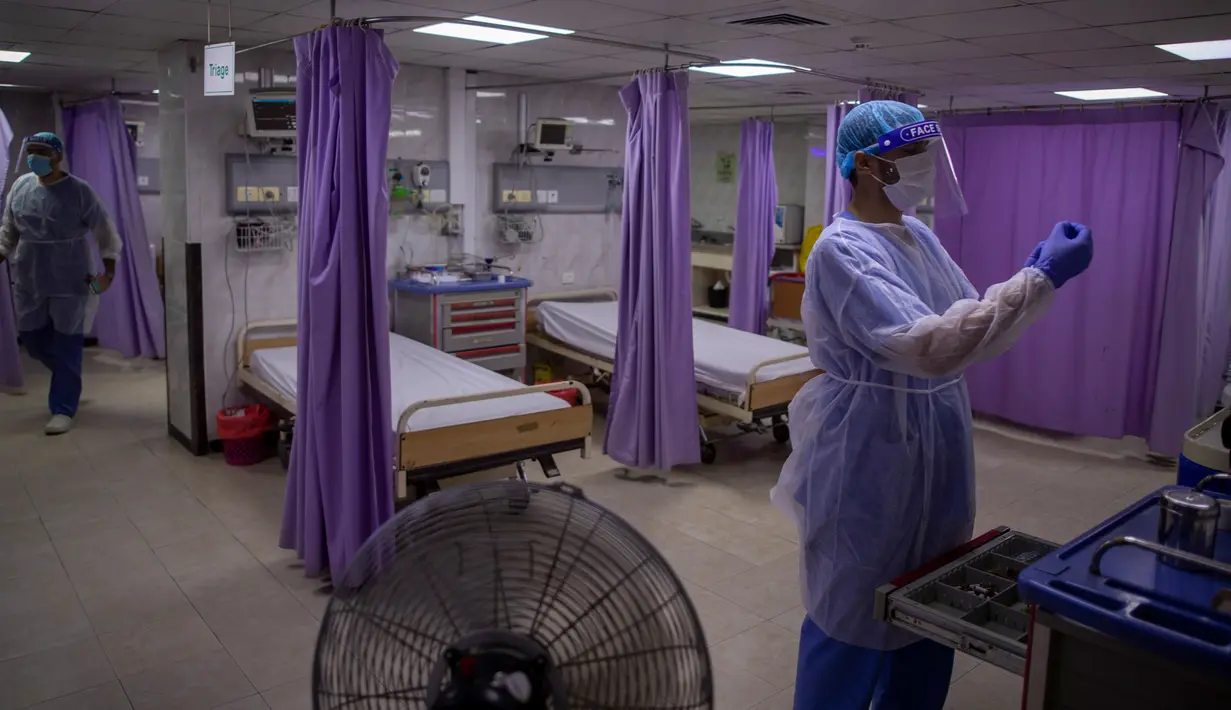 Dokter Palestina mengenakan pakaian pelindung saat mereka bekerja di ruang gawat darurat Rumah Sakit al-Quds di Kota Gaza, 7 September 2020. Lusinan petugas kesehatan garis depan telah terinfeksi COVID-19, memberikan pukulan baru ke rumah sakit yang kelebihan beban. (AP Photo/Khalil Hamra)