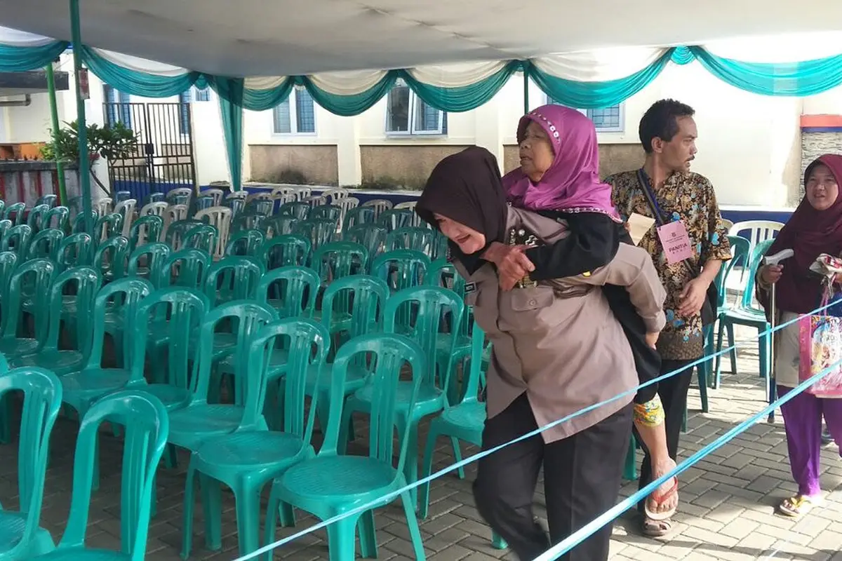Aiptu Betty, Polwan yang mendapat simpatik warga karena menggendong nenek 85 tahun.