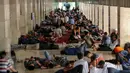 Umat muslim bersantai di koridor Masjid Istiqlal, Jakarta, Jumat (19/6). Selain membaca Alquran, sejak memasuki bulan Ramadan, warga setiap hari memenuhi Masjid Istiqlal untuk beristrahat sambil menunggu waktu berbuka puasa. (Liputan6.com/Faizal Fanani)