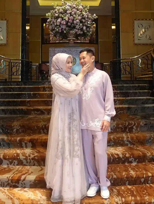 Tak hanya itu saja, Fitir Carlina juga kerap menggunakan busana senada dengan sang suami. Penampilan pasangan selebriti ini juga sering jadi sorotan netizen. (Liputan6.com/IG/@fitricarlina)