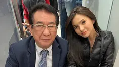 Dalam sinetron Tajwid Cinta, Anwar Fuady dan Afifah Ifah'nda berperan sebagai Pak Rahmat dan Alina yang merupakan ayah dan anak. Bukan hanya dalam cerita saja, rupanya di kehidupan nyata pun keduanya memiliki hubungan yang hangat, layaknya sang ayah ke putrinya sendiri. (Liputan6.com/IG/@fuady_47)