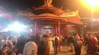 Mengintip Persiapan Imlek di Wihara Dharma Bhakti Petak 9