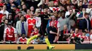 Penyerang Manchester City, Sergio Aguero melakukan selebrasi usai mencetak gol ke gawang Arsenal pada lanjutan liga Inggris di stadion Emirates, London, (2/4). Arsenal bermain imbang 2-2 dengan City. (AFP Photo / Adrian Dennis)