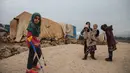 Bocah Suriah, Maya Merhi (kiri) berdiri dekat teman-temannya di kamp Serjilla, 9 Desember 2018. Gadis berusia 8 tahun itu kini bisa berjalan menggunakan kaki prostetik baru atau kaki buatan setelah menjalani perawatan di Turki. (Aaref WATAD/AFP)