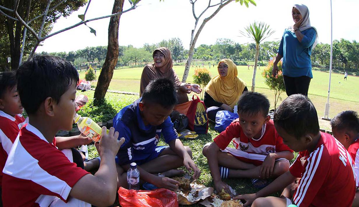 Makan bersama selepas latihan pagi dengan ditemani orang tuanya. (Bolacom/Arief Bagus)
