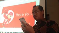 Head of Smartphone Smartfren, Sukaca Purwokardjono, menjelaskan soal layanan terbaru Smartfren, VoLTE, kepada awak media yang akan diluncurkan Jumat 19 Februari 2016. (Liputan6.com/Agustin Setyo Wardani)