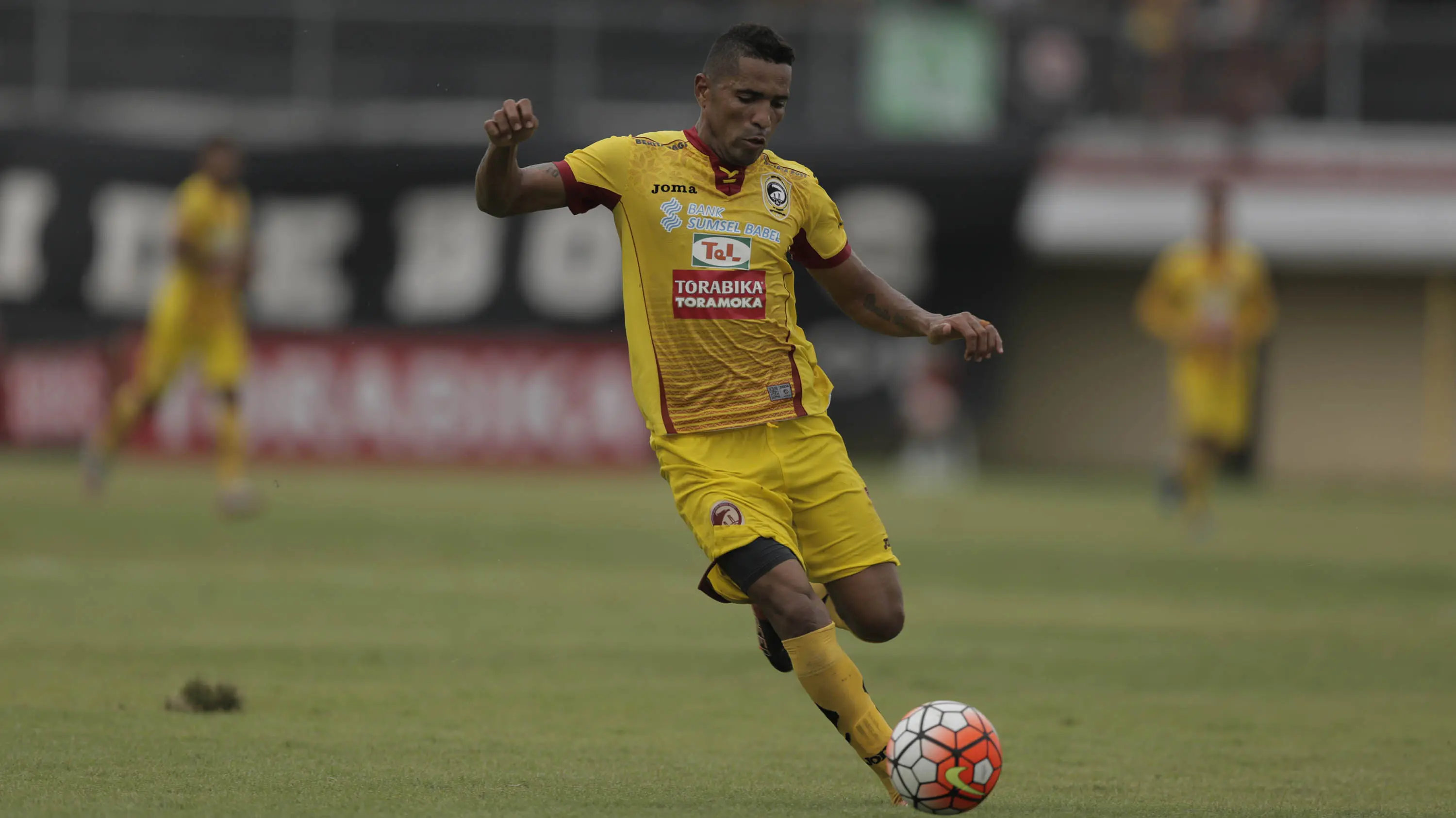 Striker Sriwijaya FC, Beto Goncalves, berusaha mengirim umpan saat melawan Barito Putera pada laga Piala Presiden di Stadion Kapten I Wayan Dipta, Bali, Senin (13/2/2017). Barito Putera kalah 1-2 dari Sriwijaya FC. (Bola.com/Vitalis Yogi Trisna)