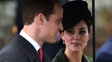 Kate Middleton bersama sang suami Pangeran William usai mengikuti Misa Natal bersama keluarga kerajaan di Gereja St. Mary Magdalene di Sandringham, Inggris, (25/12/2015). (AFP/BEN STANSALL)