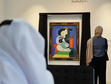 Pengunjung melihat lukisan Pablo Picasso 'Femme à la montre' yang dipamerkan di Sotheby's Dubai pada tanggal 25 September 2023. (Giuseppe CACACE / AFP)