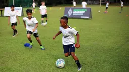 Sejumlah anak-anak sedang bermain sepak bola setelah Launching Borussia Academy di Deutsche Schule Jakarta, BSD, Tangerang, Sabtu (03/06/2023). (Bola.com/Bagaskara Lazuardi)