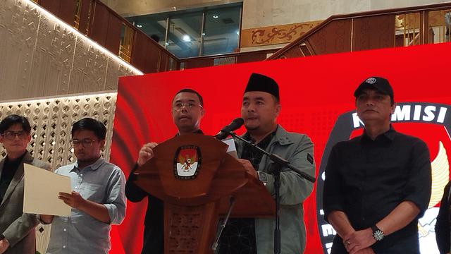 Ketua Komisi Pemilihan Umum (KPU) RI Mochammad Afifuddin saat konferensi pers di Gedung KPU Jakarta.