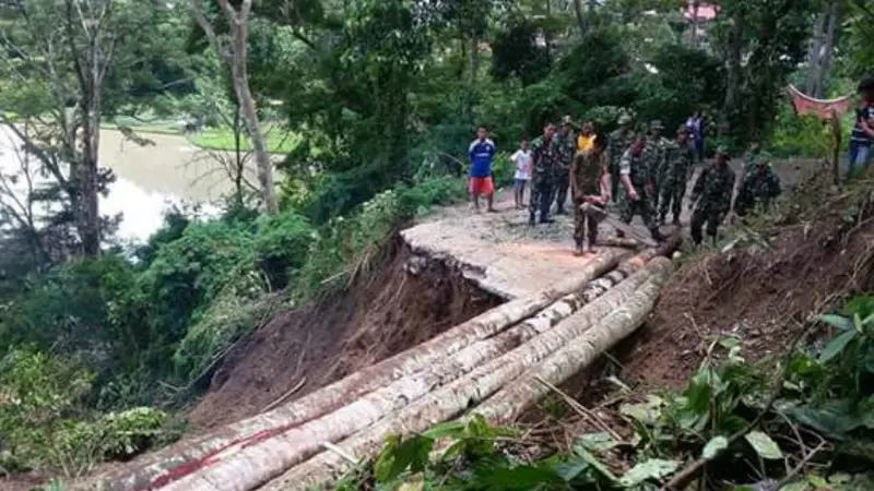 Dihantam Longsor, Pohon Kelapa Jadi Penyambung Jalan Amblas