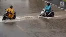Sejumlah pengendara menerobos banjir yang merendam kawasan Gambir, Jakarta, Kamis (15/2). Banjir tersebut mengakibatkan jalan di sekitar lokasi terpaksa ditutup karena tidak bisa dilalui kendaraan bermotor. (Liputan6.com/Johan Tallo)