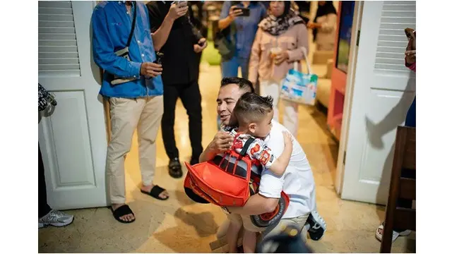 6 Potret Ultah ke-3 Rayyanza Bertema Cars, Dapat Kado Mobil Lightning McQueen