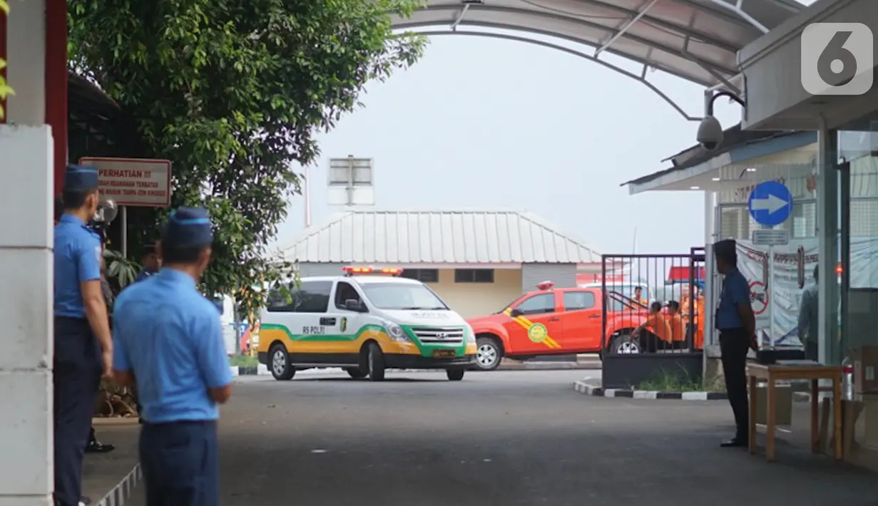 Ambulans membawa jenazah yang diduga warga negara China yang hilang saat tengah menyelam di Pulau Sangiang, Bandara Halim Perdanakusuma, Jakarta, Senin (11/11/2019). Jenazah tersebut ditemukan oleh seorang nelayan di perairan Pantai Kotodjawa, Bengkunat, Lampung. (Liputan6.com/Immanuel Antonius)