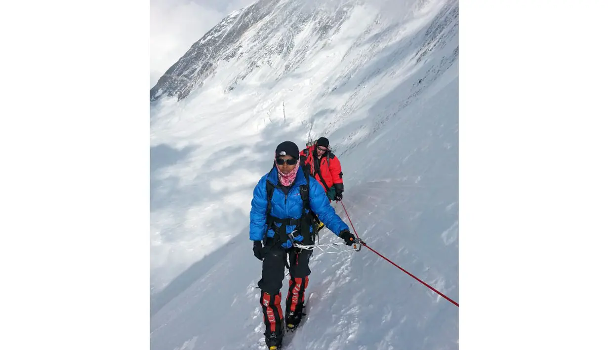 Malavath Poorna (depan) menggapai puncak Everest lewat jalur Tibet. Jalur Tibet dinilai lebih sulit dibanding jalur Nepal. (AFP PHOTO/SOCIAL WELFARE RESIDENTIAL EDUCATIONAL INSTITUTIONS SOCIETY)