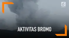 Gempa terjadi di Gunung Bromo. Kepulan abu vulkanik juga terlihat keluar dari kawah Bromo.