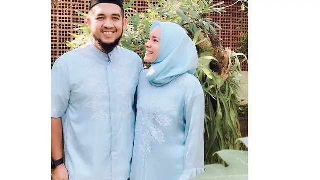 Jarang Tersorot, Ini 7 Potret Mesra Dewi Sandra dan Suami