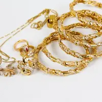 Ilustrasi Gelang Emas 24 Karat (Photo by Syef F Hashemi on Unsplash)