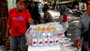 Pedagang menunggu pembeli bunga tabur di pasar bunga Rawa Belong, Jakarta, Jumat (17/3/2023). (Liputan6.com/Angga Yuniar)