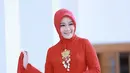 Istri Gubernur Jawa Barat, Ibu Atalia tampil segar mengenakan kebaya merah dengan kain sarungdari tenun Garut yang kerap dikenal dengan Tenun Bulu. Dok. @svarna_byikatindonesia.
