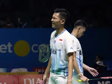 Pebulu tangkis ganda putra Indonesia, Fajar Alfian/M Rian Ardianto saat melawan Takuro Hoki/Yugo Kobayashi (Jepang) di Perempat Final Indonesia Open 2019 di Istora Senayan, Jakarta, Jumat (19/7/2019). Fajar/Rian kalah 19-21, 12-21. (Liputan6.com/Helmi Fitrhiansyah)